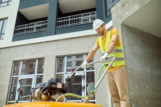une homme en plein nettoyage de chantier