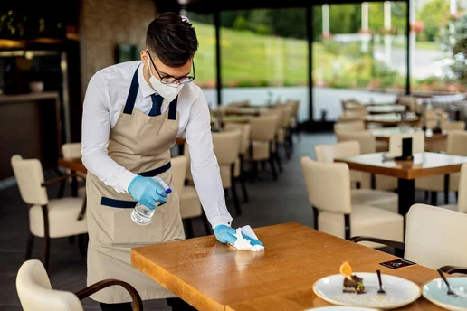 un homme qui nettoie un restaurant